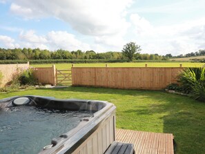 Outdoor spa tub - 2 bedroom accommodation in South Barrow, near Yeovil (South Barrow, near Yeovil)
