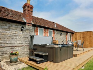 Outdoor dining - 2 bedroom accommodation in South Barrow, near Yeovil (South Barrow, near Yeovil)