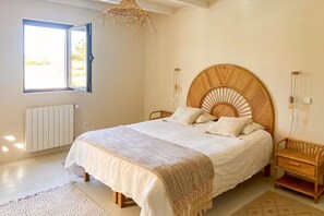 3 habitaciones, tabla de planchar con plancha, wifi y ropa de cama