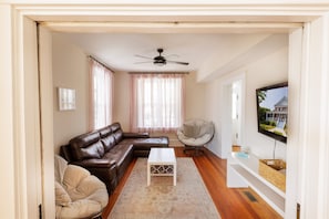 Smart TV, libros y oficina 