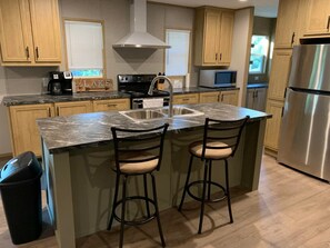 Frigorifero, microonde, forno, piano cottura