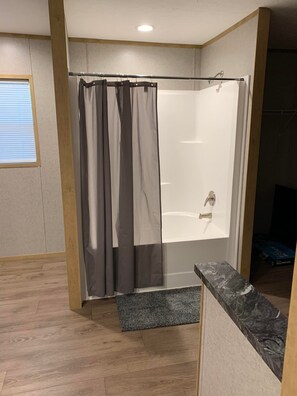 Kombination af bruser/badekar, håndklæder, Sæbe, Toiletpapir