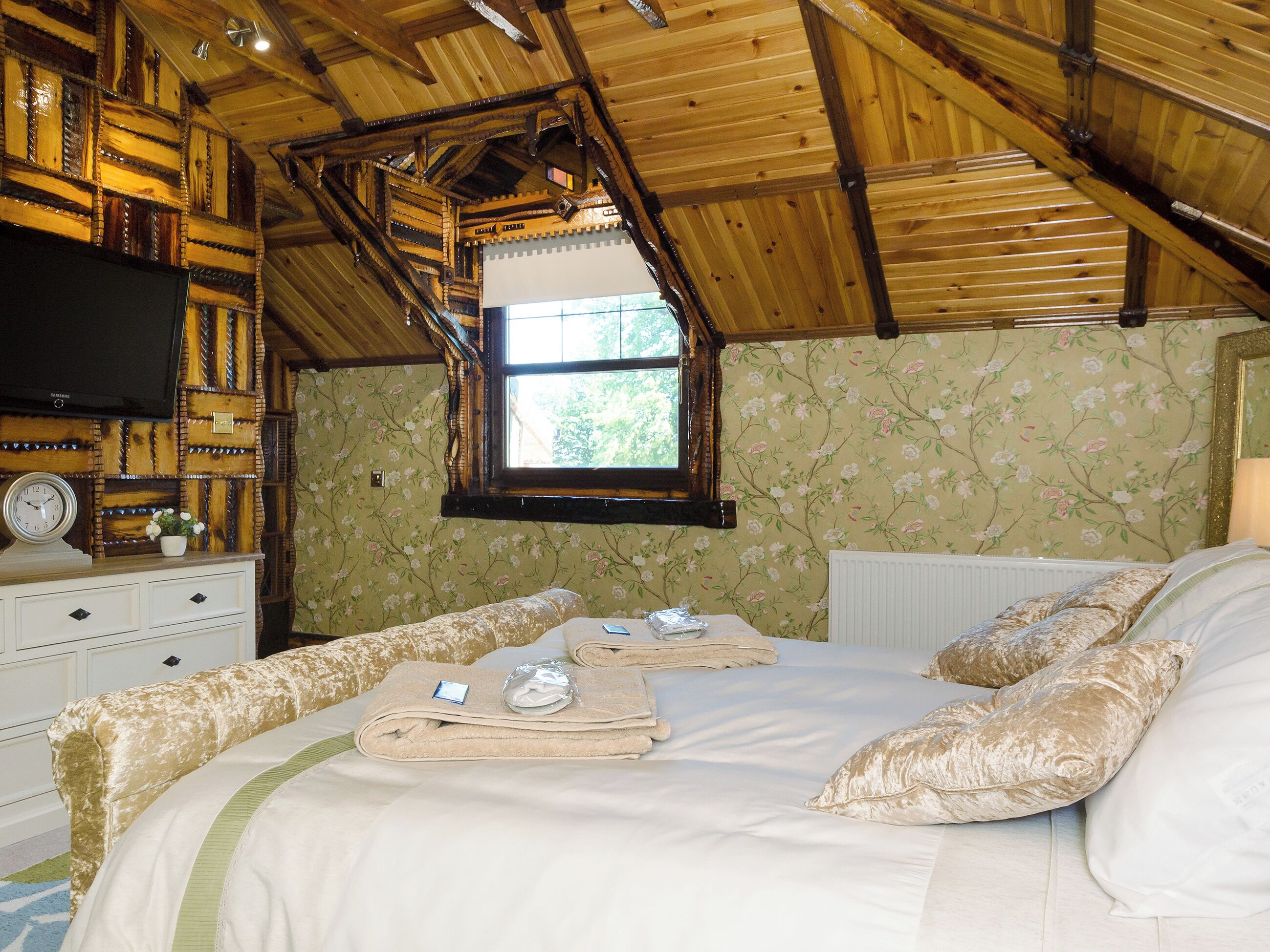 Charming double bedroom | Tennox Parlour - Tennox Farm, Kilbirnie