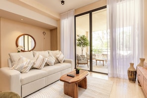 Apartamento Deluxe, 2 habitaciones | Sala de estar | Una Smart TV, libros