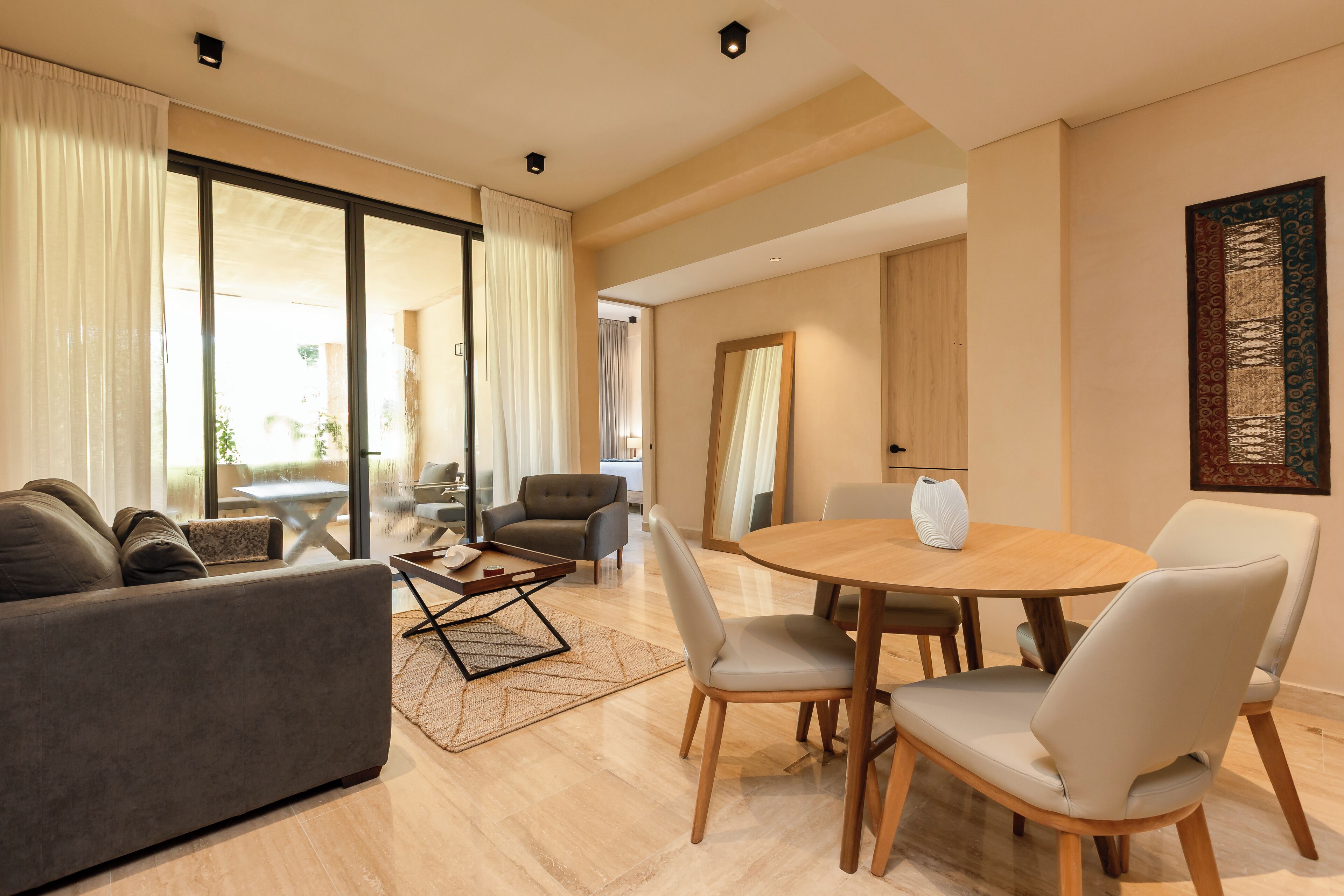 デラックス アパートメント 2 ベッドルーム | リビングルーム | スマートテレビ、書庫