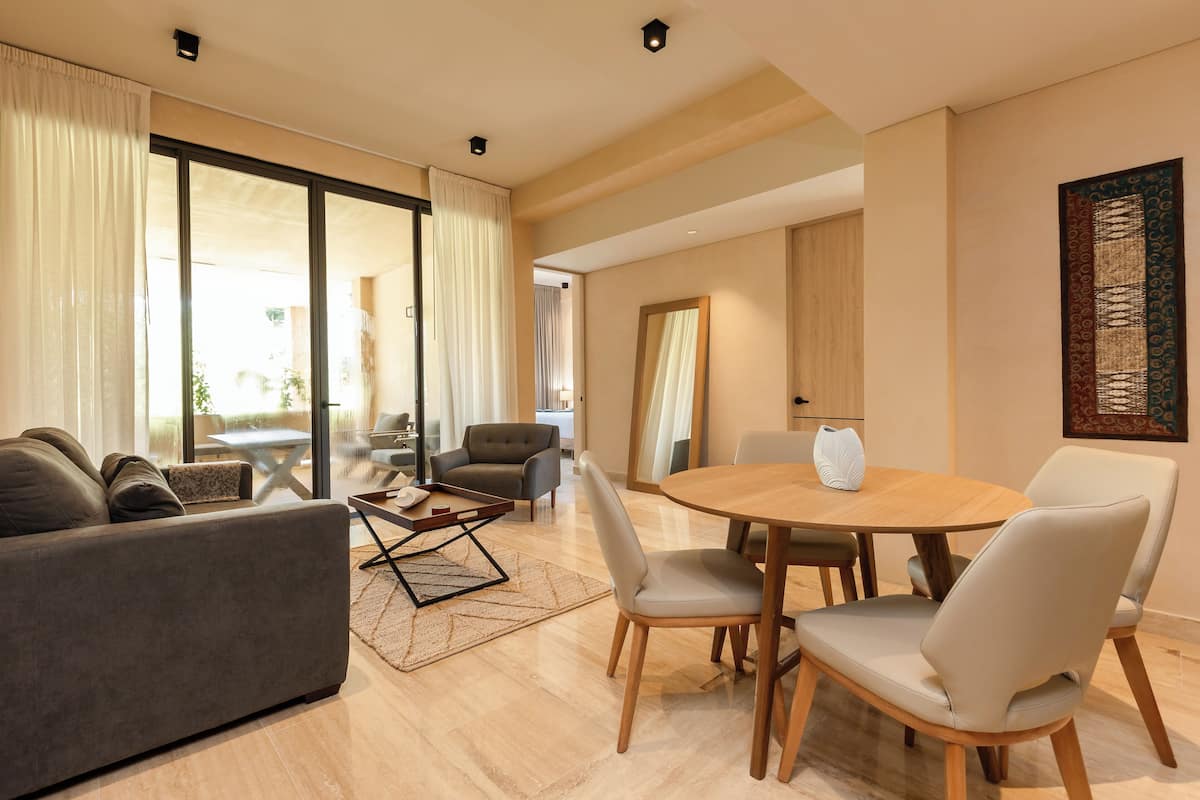 Appartement Deluxe, 2 chambres | Salle de séjour | Téléviseur connecté, livres