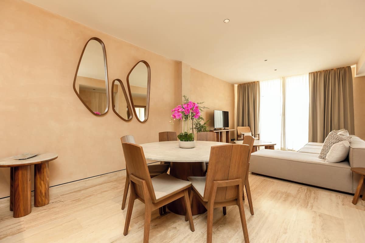 Deluxe Apartment, 2 Bedrooms | Dining room
