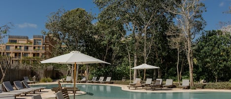 Piscine extérieure, parasols de plage, chaises longues