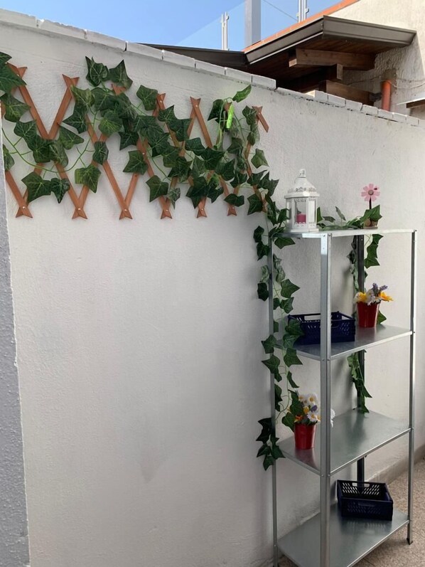 A white wall with a decorative vine and wooden letters spelling "VIVA".