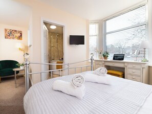 6 bedrooms, free WiFi, bed sheets - Town House II - UK12892 (Scarborough)
