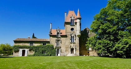 Château Rouge ( 8 people - swimming pool)