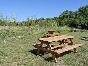 Outdoor dining - 2 bedroom accommodation in Wellow, near Yarmouth (Wellow, near Yarmouth)