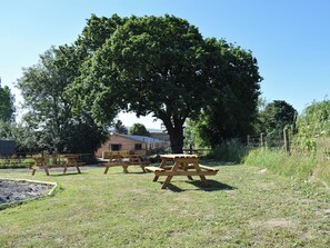 Outdoor dining - 2 bedroom accommodation in Wellow, near Yarmouth (Wellow, near Yarmouth)