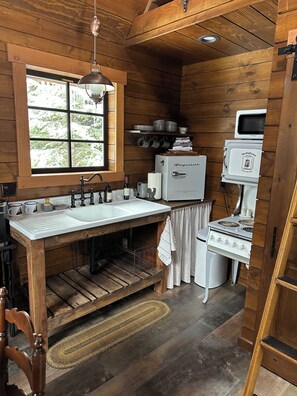 Réfrigérateur, micro-ondes, plaque de cuisson, cafetière/bouilloire