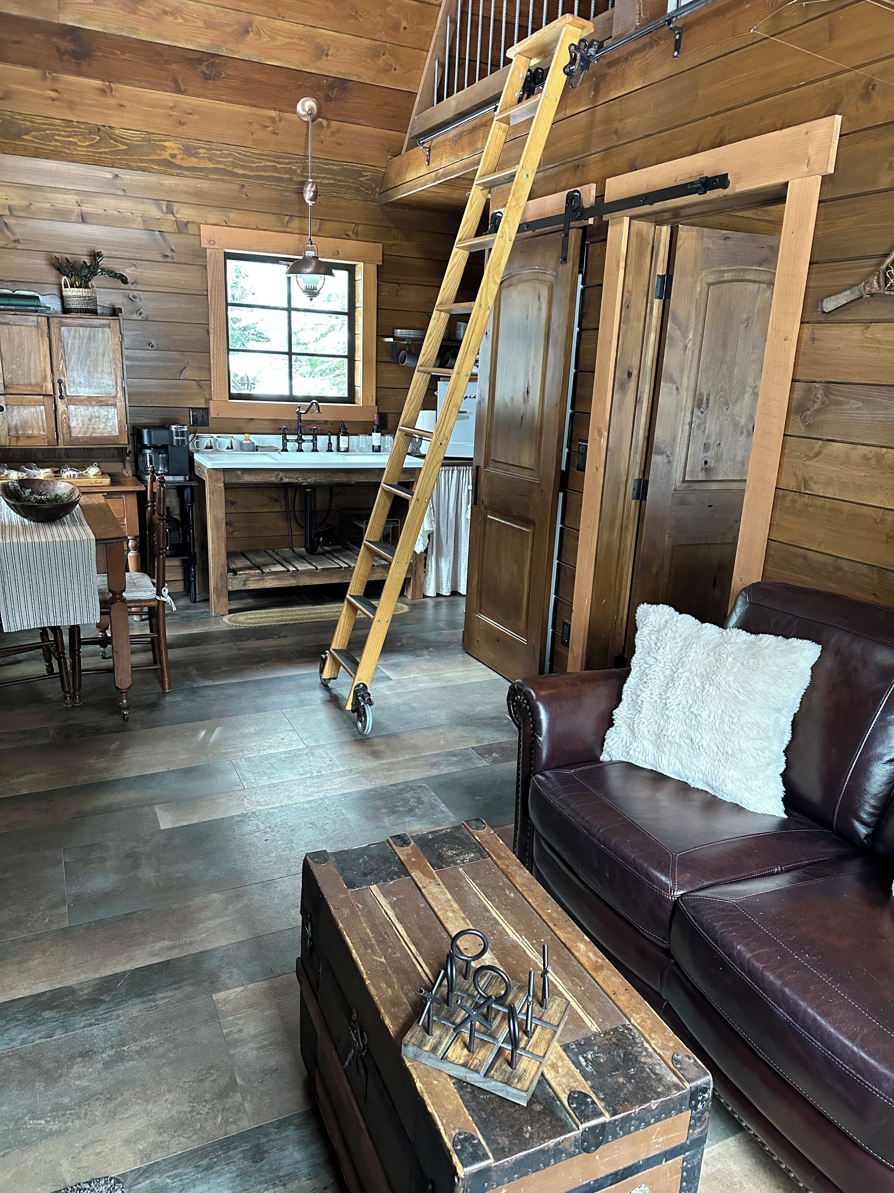 TV connectée, cheminée, livres, chaîne hi-fi