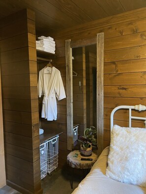 2 bedrooms, desk, free WiFi, bed sheets - Cabin in the Meadow (Sandpoint)
