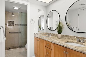 Douche, articles de toilette écologiques, sèche-cheveux