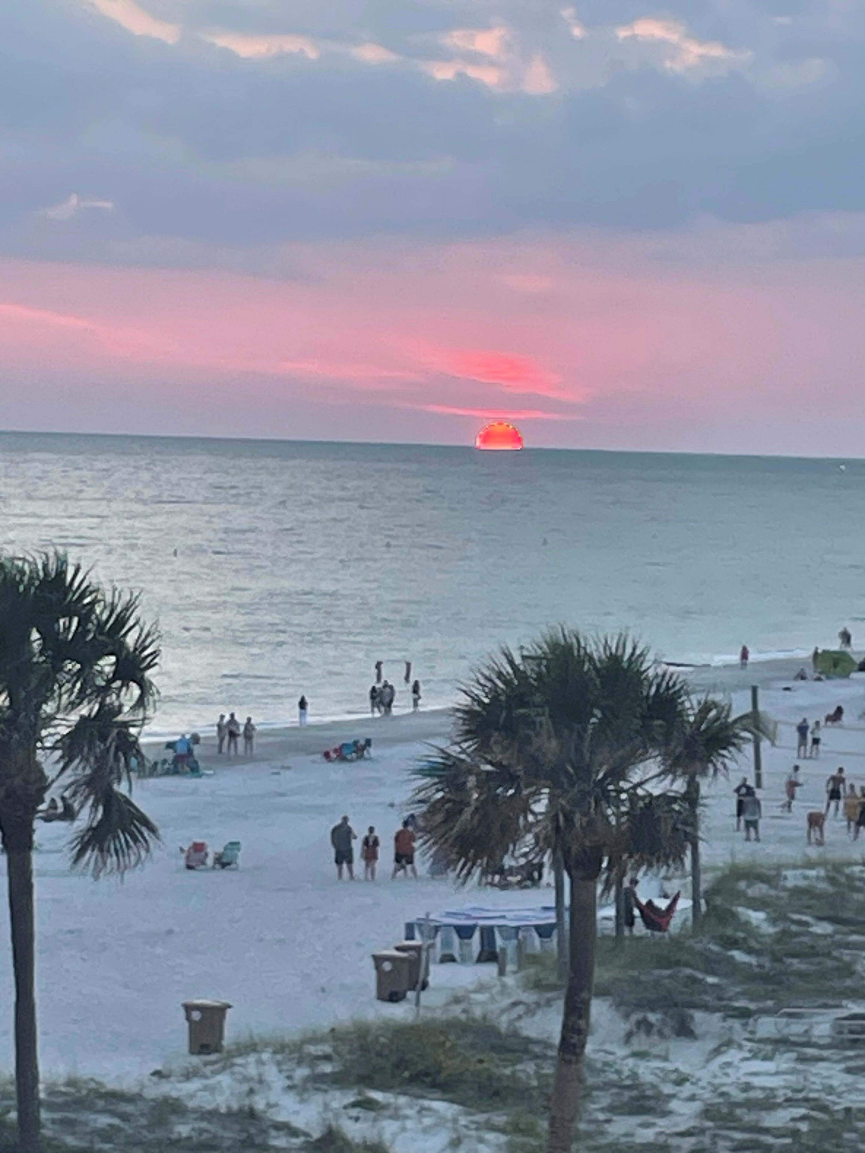 På stranden, solsenger og strandhåndklær
