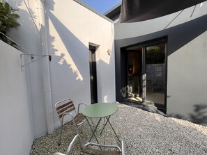 Outdoor dining - Contemporary house with pool close to beaches and shops (Anglet)
