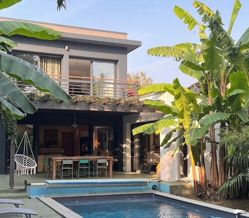 Maison contemporaine avec piscine proche plages et commerces