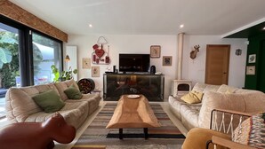Una sala de estar moderna con un sofá, una mesa de centro y una chimenea.