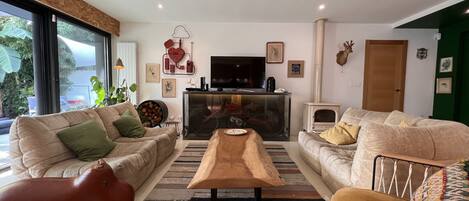 Una sala de estar moderna con un sofá, una mesa de centro y una chimenea.