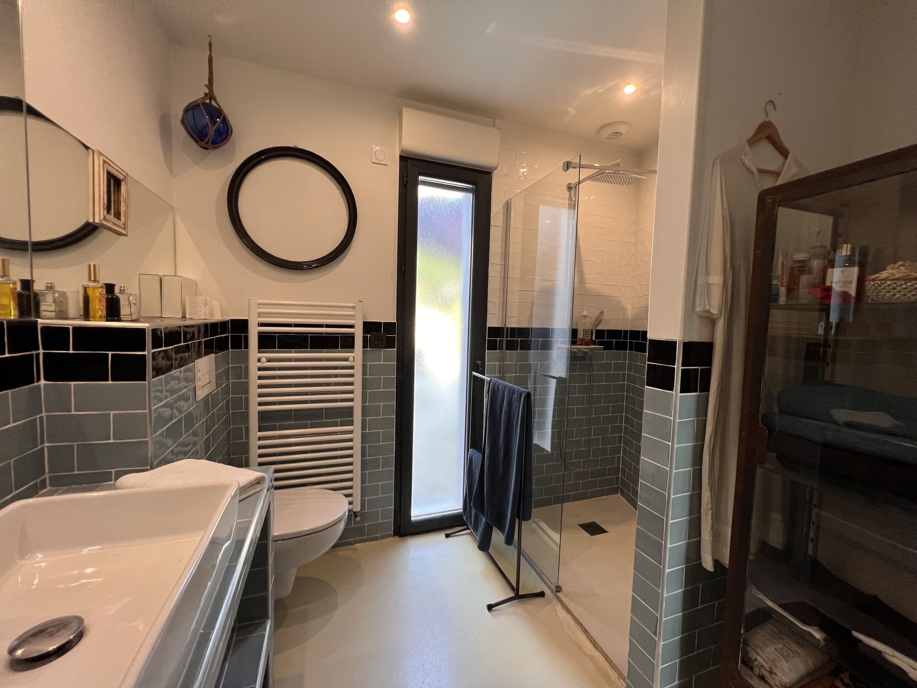 Un baño con bañera, inodoro y zona de ducha.