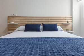 3 bedrooms, iron/ironing board, free WiFi, bed sheets - AG. AIGUABLAVA 4-2 - only families (Playa de Gandía)