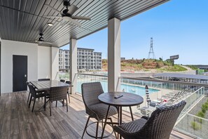 Outdoor dining - Topsider Condo, 2 Pools, Outdoor TV, Easy Access (Osage Beach)