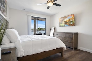 3 habitaciones, tabla de planchar con plancha y cuna de viaje