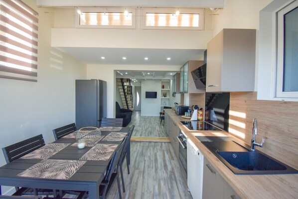 Réfrigérateur, micro-ondes, four, plaque de cuisson