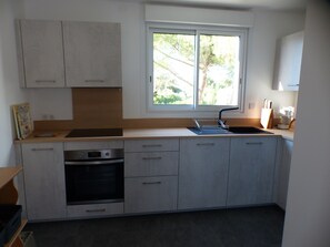 Frigorifero, microonde, forno, piano cottura