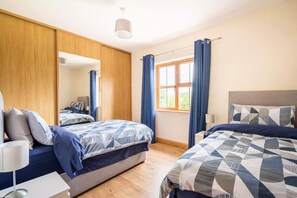 4 bedrooms, iron/ironing board, free WiFi, bed sheets - Bin Mountain Self Catering (Castlederg)