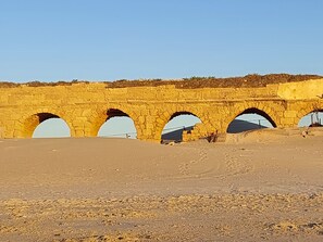 Una serie de arcos de piedra en un paisaje desértico.