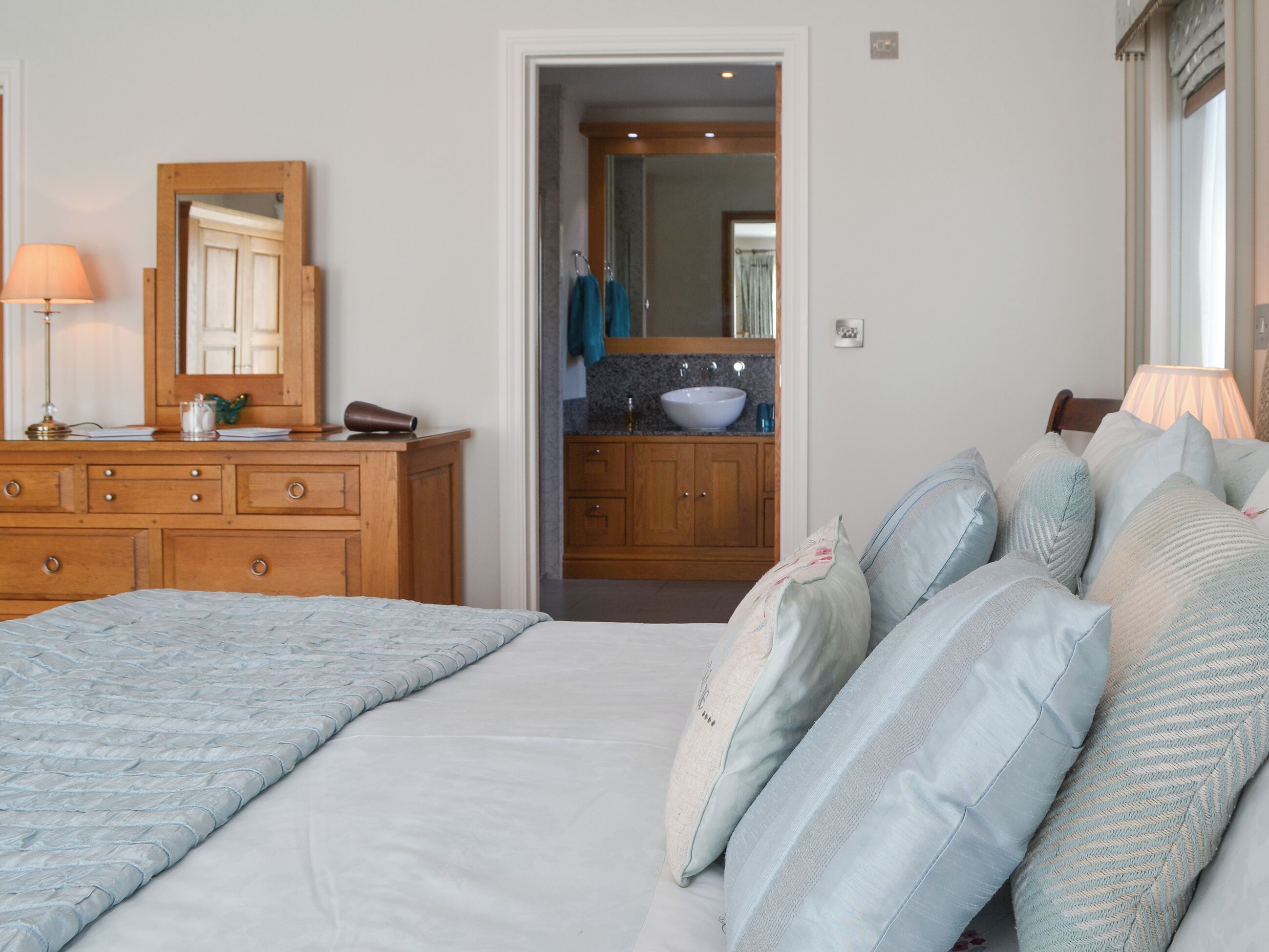 6 chambres, accès au Wi-Fi (inclus), literie fournie