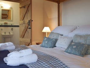 2 bedrooms, free WiFi, bed sheets - 2 bedroom accommodation in Ludchurch, near Narberth (Ludchurch, near Narberth)