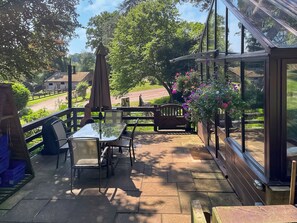Outdoor dining - 1 bedroom accommodation in Furze Hill, near Fordingbridge (Furze Hill, near Fordingbridge)