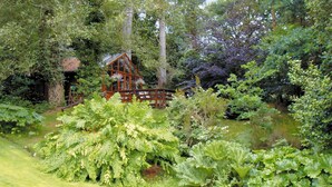 Property grounds - 1 bedroom accommodation in Furze Hill, near Fordingbridge (Furze Hill, near Fordingbridge)
