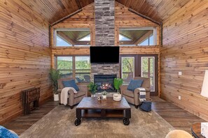 Älytelevisio, takka, kirjoja, työhuone