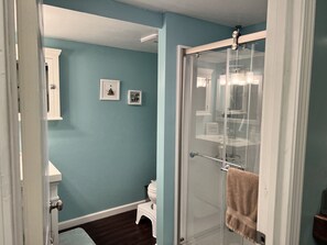 Dusche, Bidet, Handtücher, Seife