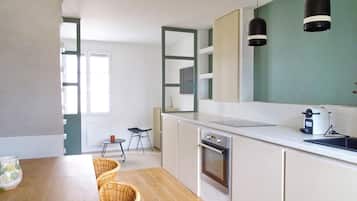 Réfrigérateur, micro-ondes, four, plaque de cuisson