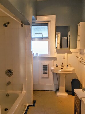 Bathtub, hair dryer, towels, soap - Sunlit Craftsman Home | Steps to Cafes and restaurants | 10 mn to downtown (Vancouver)