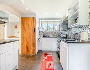 Een vaatwasser, een kinderstoel, een vriezer