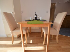 Dining - 1 bedroom accommodation in Paignton (Paignton)