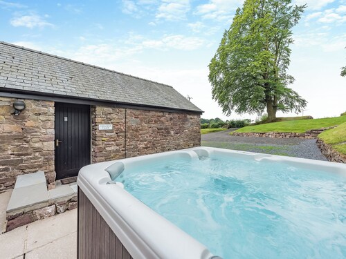 4 bedroom accommodation in Gwynfe, Llangadog