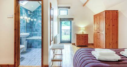 4 bedroom accommodation in Gwynfe, Llangadog