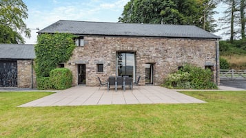 Sitting-out-area | Ysgubor Fawr - Cennen Cottages at Blaenllynnant, Gwynfe, Llangadog