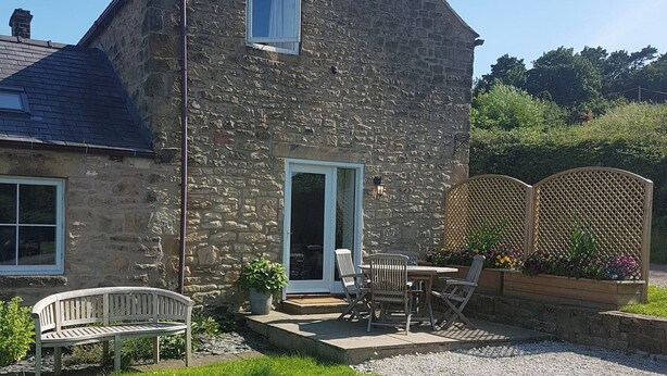 Outdoor dining - 2 bedroom accommodation in Handley, near Matlock (Handley, near Matlock)