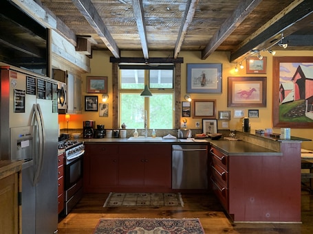 Fridge, microwave, oven, stovetop. Pristine Custom Cottage, Grand Piano, Massage Studio on Site