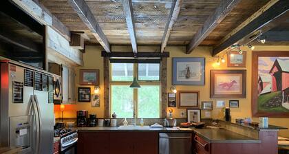 Pristine Custom Cottage, Grand Piano, Massage Studio on Site